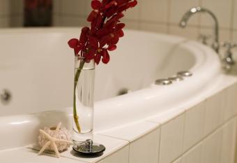 The Moorings at Metung has rooms with a private hot tub