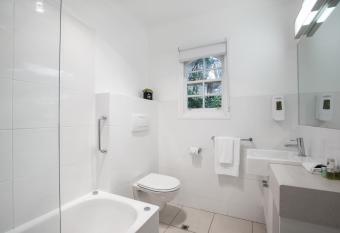 Chestnut Tree Holiday Units has rooms with a private hot tub