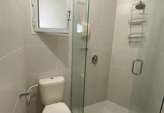 Kingfisher Villa, Caesarea has rooms with a private hot tub