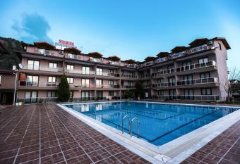 Vural Termal Apart Otel has rooms with a private hot tub