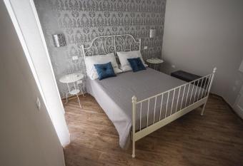 B&B La Fenice Suite has rooms with a private hot tub