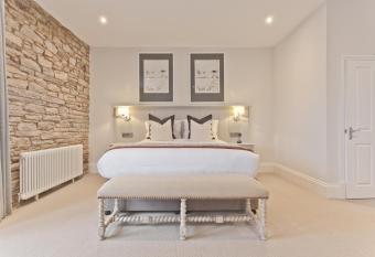 Tithe Barn - Self Check In Hotel allows 18 year olds to book a room