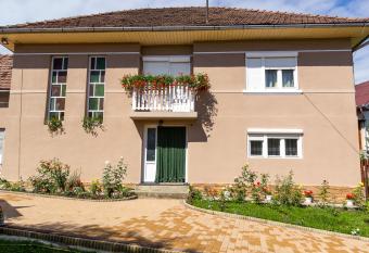 Muzsik  s Vend  gh  z has Balcony rooms