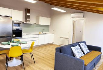 INSIDEHOME Apartments -   tico del Capit  n allows 18 year olds to book a room