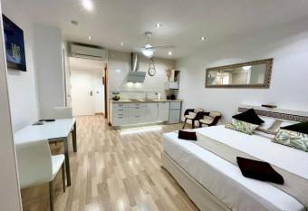 CITY CENTRE SEA VIEW APARTMENt allows 18 year olds to book a room