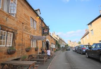 Crown Hotel Cotswold has Balcony rooms