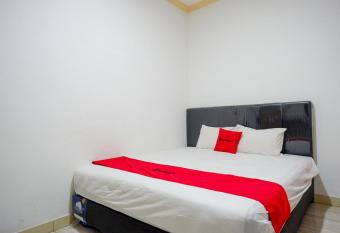 RedDoorz near RS Islam Faisal Makassar allows 18 year olds to book a room