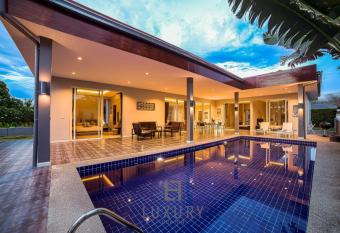 Modern 3 Bedroom Pool Villa In Resort G207 allows 18 year olds to book a room