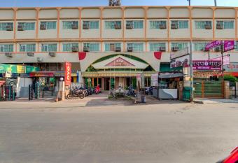 Hotel Kamini allows 18 year olds to book a room