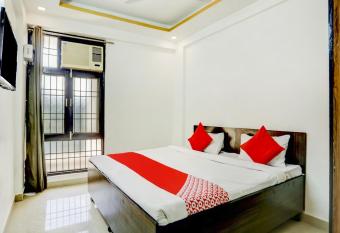 OYO 75812 Royal Hotel allows 18 year olds to book a room