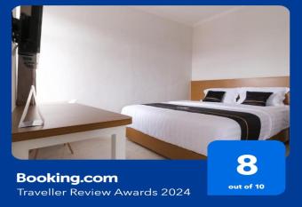 Super OYO Collection O 90023 Damar Kusumo Guest House allows 18 year olds to book a room