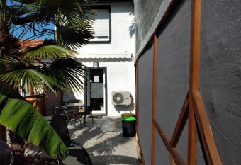 Logement entier, proche hyper centre, 2   toiles has rooms with a private hot tub