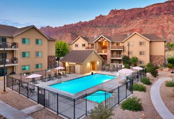 5d New Redcliff Condo, Pool & Hot Tub has rooms with a private hot tub