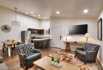 5j Top Floor Redcliff Condo, Pool & Hot Tub has rooms with a private hot tub