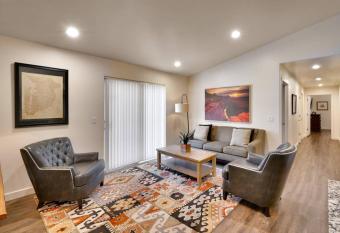 5k Top Floor Redcliff Condo, Pool & Hot Tub has rooms with a private hot tub