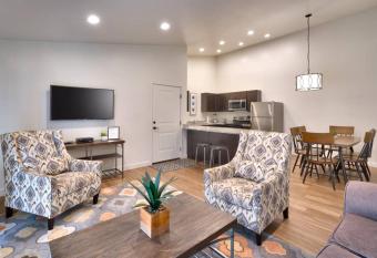 6l Top Floor Redcliff Condo, Pool & Hot Tub has rooms with a private hot tub