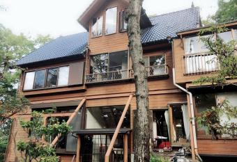 Mi` House has rooms with a private hot tub