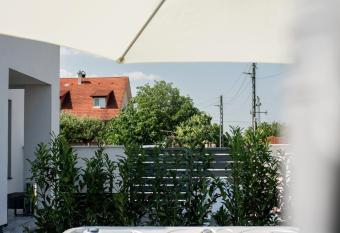 Style Inn Apartmanok has Balcony rooms