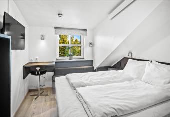 Apartments no allows 18 year olds to book a room