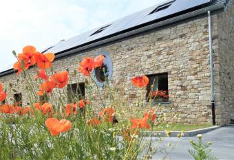 Un air de bourlingueurs allows 18 year olds to book a room