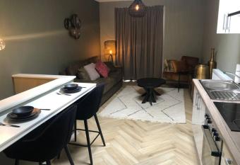 Verstopt, midden in het centrum van Enschede! has Balcony rooms