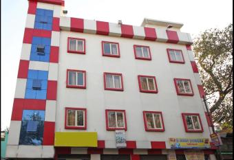 Hotel Esskay has Smoking rooms