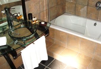 24 Onvrey Guest House has Balcony rooms