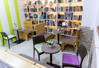              689CapsuleHotel&Coffee allows 18 year olds to book a room