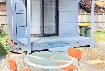 D R Accommodation and Cozy Cabins, Hamilton East near to CBD and Waikato Hospital has Balcony rooms