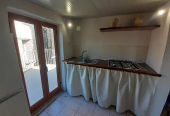 BILOCALE IMMERSO NEL BORGO CON VISTA MARE E MONTI has Balcony rooms