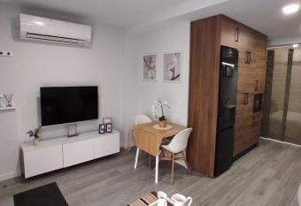 GRUPO LIMCOTEl PERLA 2 allows 18 year olds to book a room