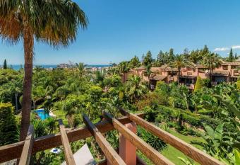 RELAX ON YOUR OWN HOME CINEMA OR YOUR PRIVATE SAUNA allows 18 year olds to book a room