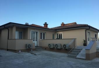 Apartments and Rooms Ora  em Zoro has Balcony rooms