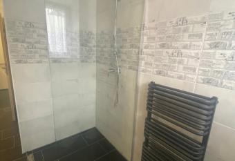 WELLNESS APARTM  N KAROL  NA allows 18 year olds to book a room