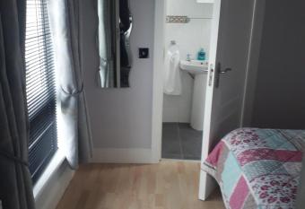 Ideal one bedroom appartment in Naas Oo Kildare allows 18 year olds to book a room