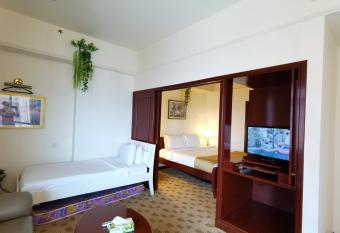 KL Marigold Service Suite At Berjaya Times Square has rooms with a private hot tub