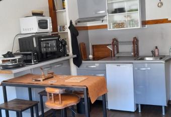 Joli duplex pour 2 adultes allows 18 year olds to book a room