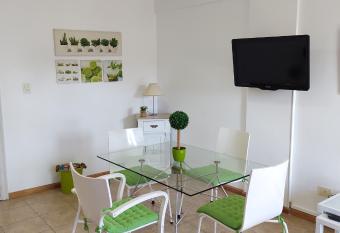 DEPARTAMENTO FUNCIONAL Y MODERNO allows 18 year olds to book a room