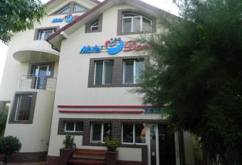 Motel Davios allows 18 year olds to book a room