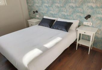 Pensi  n Boutique AdMera Cerca hospital Cl  nico allows 18 year olds to book a room