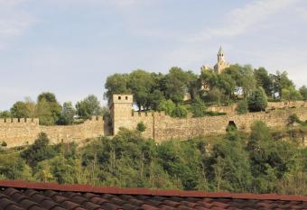 Home with the veranda (B&B) free parking allows 18 year olds to book a room