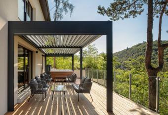 Vila Hradi  tko allows 18 year olds to book a room