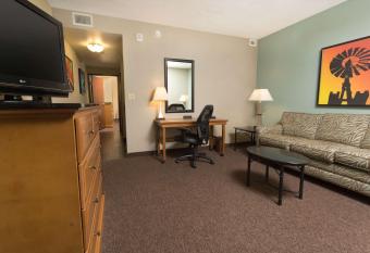 Drury Plaza Hotel San Antonio North Stone Oak has rooms with a private hot tub