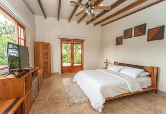 Kapari Natural Lodge & Spa has rooms with a private hot tub