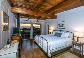 Inn at Schoolhouse Creek has Balcony rooms