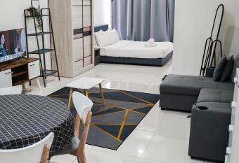 KLIA AIRPORT HOMESTAY has Balcony rooms