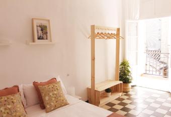 Casa de la Alegr  a allows 18 year olds to book a room