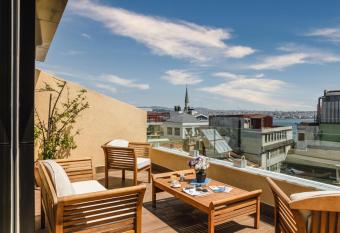 Union Hotel Port has rooms with a private hot tub