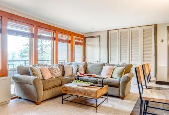 Seventh Mountain has Balcony rooms