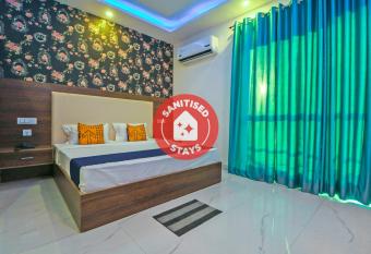 SPOT ON 76019 Hotel White Rose allows 18 year olds to book a room